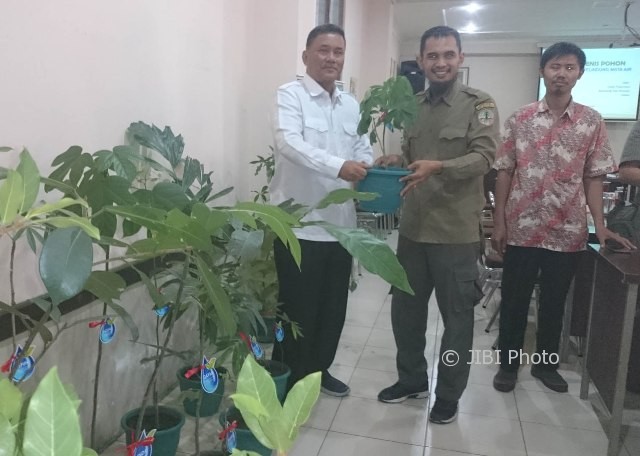 Direktur Perencanaan dan Evaluasi Pengendalian DAS Ditjen PDASHL Kementerian LHK, Yuliarto Joko Putranto dibantu salah satu staf BPPTPDAS Pabelan, Kartasura, Sukoharjo menunjukkan salah satu pohon penyimpan air di kantor BPPTPDAS Pabelan, Rabu (16/8/2017). (Iskandar/JIBI/Solopos)