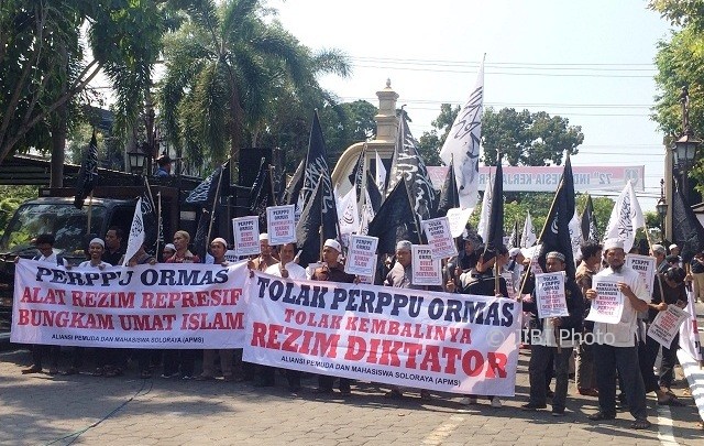 Puluhan anggota Aliansi Pemuda dan Mahasiswa Soloraya (APMS) menggelar aksi demo menolak Peraturan Pemerintah Pengganti Undang undang (Perppu) No 2/2017 tentang Organisasi Kemasyarakatan (Ormas) di halaman Kantor DPRD Solo, Jumat (11/8/2017) siang. (Farida Trisnaningtyas/JIBI/Solopos)