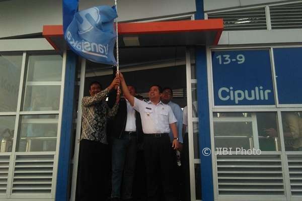 Gubernur DKI Jakarta Djarot Saiful Hidayat resmikan koridor 13 Transjakarta di Halte Cipulir, Jakarta Selatan pada Rabu (16/8/2017). (Feni Freycinetia/JIBI/Bisnis)