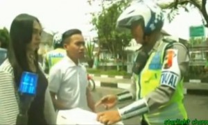 Dua banci ditilang polisi karena tak pakai helm dan melanggar rambu. (Istimewa/Facebook)