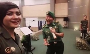 Dua prajurit TNI bersuara melengking (Youtube)