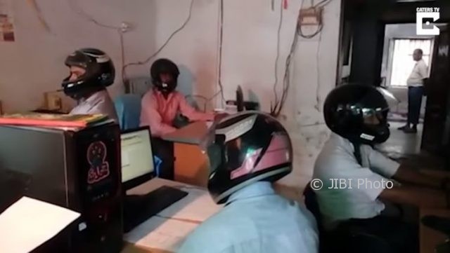 Empat pekerja pemerintah kota Bihar, India memakai helm karena bangunan terancam runtuh (Youtube)