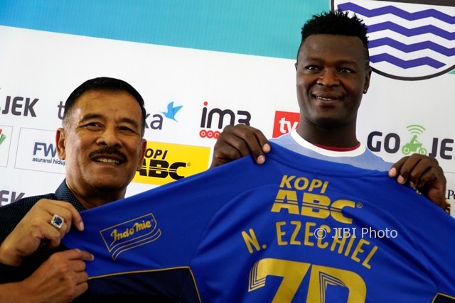 Striker baru Persib Bandung, Ezechiel N'Douassel (kanan) berfoto bersama manajer Persib Bandung Umuh Muchtar (kiri) di Graha Persib, Bandung, Jawa Barat, Selasa (8/8). (JIBI/ANTARA FOTO/Agus Bebeng)