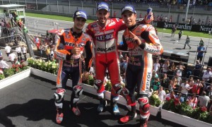 Andrea Dovizioso (tengah), diapit Marc Marquez dan Dani Pedrossa di podium GP Austria, Minggu (13/8/2017). (Twitter/@motogp)