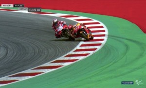 Pertarungan Dovizioso vs Marquez di tikungan 10 lap terakhir di GP Austria. Minggu (13/8/2017). (Twitter/@motogp)