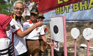 Gubernur Jateng Ganjar Pranowo (kedua dari kiri). (Facebook.com-Siti Atikoh)