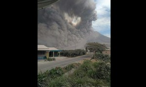 Gunung Sinabung semburkan awan panas, Rabu (2/8/2017). (Twitter @Sutopo_BNPB)