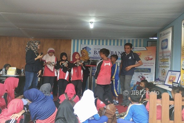 Para pelajar SD Negeri Jarakan antusias belajar cara menghitung uang ala teller bank yang digelar oleh BPR Bank Bantul di Bantul Expo, Pasar Seni Gabusan, Jumat (4/8/2017). ( Holy Kartika N.S/JIBI/ Harian Jogja)