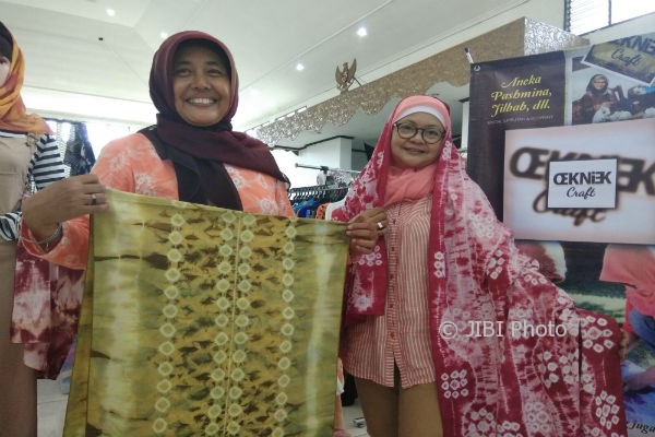 Laksmi Kurniasih (kiri) dan Wahyu Roekmawati (kanan) menunjukkan produk kain jumputan yang diberi label Oekniek Craft saat menggelar pameran di Fleamarket, pameran produk kreatif di Balai Pamungkas, Jumat (11/8/2017). (Holy Kartika N.S/JIBI/Harian Jogja)