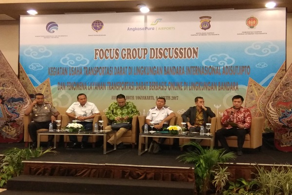 Para pembicara dalam Focus Group Discussion (FGD) bertema Kegiatan Usaha Transportasi Darat di Lingkungan Bandara Internasional Adisutjipto dan Fenomena Layanan Transportasi Berbasis Online di Lingkungan Bandara yang digelar di Eastparc Hotel Yogyakarta, Rabu (9/8/2017). (Holy Kartika N.S/JIBI/Harian Jogja)