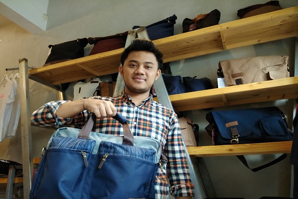 Owner Wellflair, Hafidh Rifky Adiyatna menunjukkan salah satu produk tas Wellflair di salah satu outletnya di Jalan Cendrawasih, Demangan, Jumat (4/8/2017). ( Holy Kartika N.S/JIBI/Harian Jogja)