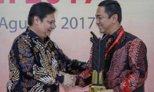 Wali Kota Semarang Hendrar Prihadi dianugerahi penghargaan Upakarti di Gedung Kemenperin, Jakarta, Rabu (2/8/2017). (Instagram-@hendrarprihadi)