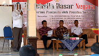 Salah seorang narasumber sedang berdiri melakukan pemaparan saat acara bedah buku Pancasila Dasar Negara di Balai Desa Bedoyo, Kecamatan Ponjong. Rabu (9/8/2017) (Irwan A. Syambudi/JIBI/Harian Jogja)