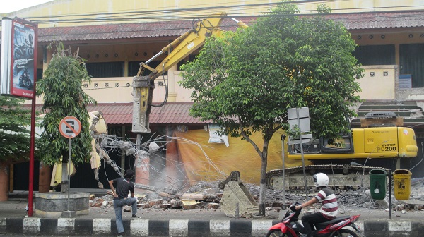 Sebuah alat berat dioperasikan untuk membongkar tangga khusus difabel di Pasar Argosari, Kecamatan Wonosari. Rabu (2/8/2017) (Irwan A. Syambudi/JIBI/Harian Jogja)