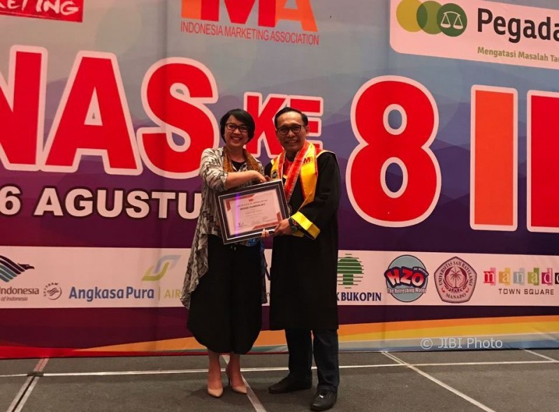 President IMA periode 2015-2017, Arif Wibowo, menyerahkan penghargaan Bronze Champion kepada President IMA Chapter Solo, Retno Wulandari. (Istimewa)