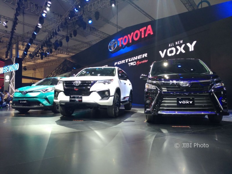 Tiga mobil yang diluncurkan Toyota dalam gelaran Gaikindo Indonesia International Auto Show (GIIAS) 2017 di Indonesia Convention Exhibition (ICE) BSD Tangerang, Banten, Kamis (10/8). (Danur Lambang Pristiandaru/JIBI/Solopos)