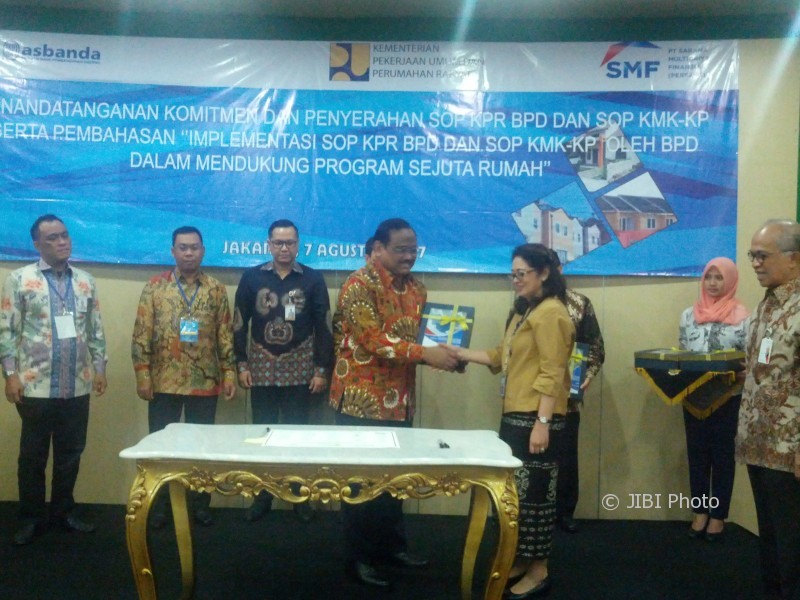 Direktur Utama Bank BPD DIY, Bambang Setiawan (empat dari kiri), di Kementerian Pekerjaan Umum dan Perumahan Rakyat, Senin (7/8/2017). (Ist)