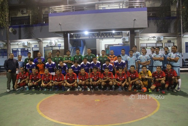 Peserta Futsal Competition Astra Internasional foto bersama di Lapangan Futsal SMA Batik 2 Solo, Sabtu (5/8) malam WIB. (JIBI/Solopos/Burhan Gatot)