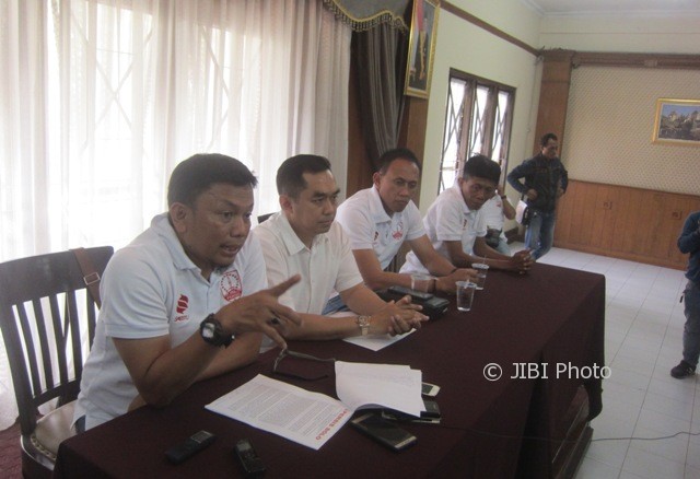Wakil Presiden PT Persis Solo Saestu, Dedy M. Lawe (kiri), memberikan pernyataan terkait sanksi PSSI terhadap Persis dalam jumpa pers di Restoran Adem Ayem, Rabu (2/8/2017). (JIBI/Solopos/Chrisna Chanis Cara)