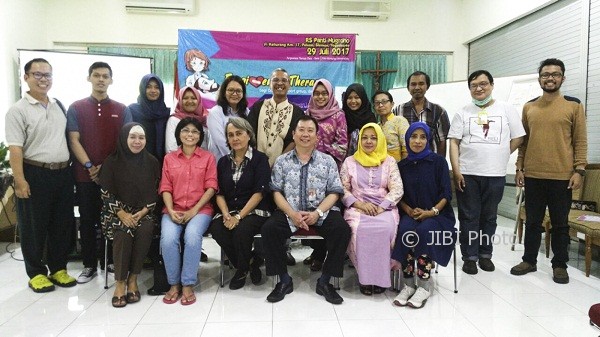 Peserta seminar Lupus berfoto bersama Dokter Tandean (tengah depan). (IST/dok. RS Panti Nugroho)