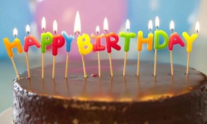 Ilustrasi kue tar ulang tahun dengan lilin (Pinterest)