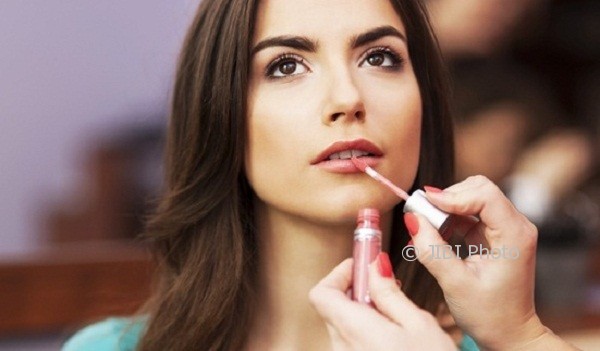 Ilustrasi memakai lipstik matte (Pinterest)