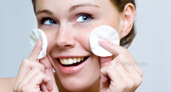 Ilustrasi membersihkan wajah dengan makeup remover (Gloosypolish.com)