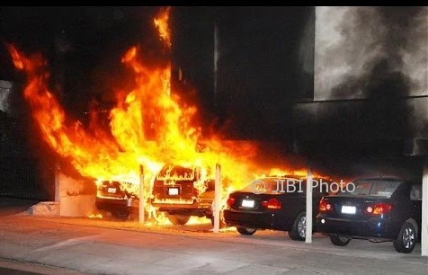 Ilustrasi mobil terbakar (Youtube)