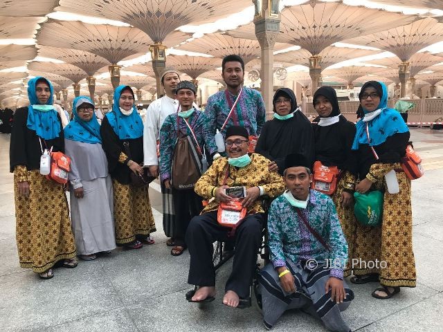 Wartawan Solopos Mulyanto Utomo (kursi roda) bersama calhaj asal Solo di halaman Masjid Nabawi, Madinah, Rabu (9/8/2017). (Istimewa)
