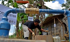 Seorang mahasiswa peserta Kuliah Kerja Nyata Pembelajaran dan Pemberdayaan Masyarakat (KKN PPM) Universitas Diponegoro (Undip) mengolah kotoran sapi untuk dijadikan biogas sebagai bahan bakar alternatif dari salah satu peternakan di Desa Branjang, Ungaran Barat, Kabupaten Semarang, Jawa Tengah, Rabu (2/8). Tim KKN PPM Undip membangun instalasi pengolahan kotoran sapi dari peternakan menjadi biogas sebagai bahan bakar alternatif sebagai kampanye pengurangan ketergantungan masyarakat terhadap bahan bakar minyak dan LPG. ANTARA FOTO/Aditya Pradana Putra/foc/17.