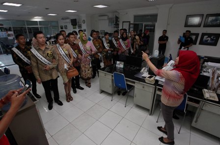 Finalis Mas Mbak Duta Wisata Boyolali 2017 belajar tentang jurnalistik saat kunjungan media di Griya Solopos, Jl. Adisucipto, Solo, Jumat (11/8/2017). (M. Ferri Setiawan/JIBI/Solopos)