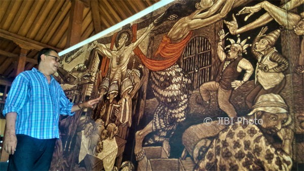 Bonaventura Gunawan menunjukkan karya Grafis Democracy is My li(f)e. Lukisan 2,5 x 5 meter ini akan dipamerkan dalam acara pameran tunggal seni Grafis Re-Public: Reminding of Exsistence, pada Sabtu 12-20 Agustus 2017, di Bentara Budaya Yogyakarta. (Marwan Yotha/JIBI/Harian Jogja).