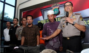Kapolres Metro Bekasi Kombes Pol Asep Adisaputra didampingi jajarannya menunjukan barang bukti berikut tersangka (belakang) kasus main hakim sendiri dan pembakaran pria yang diduga mencuri alat amplifier musala, di Polres Metro Bekasi, Kabupaten Bekasi, Senin (7/8/2017). (JIBI/Solopos/Antara/Risky Andrianto)