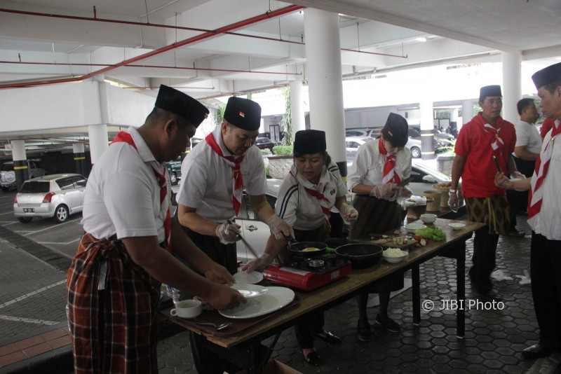 Lomba memasak nasi goreng di Hotel Santika Premiere Jogja. (Ist)