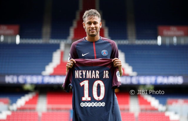 Neymar Jr bergabung dengan Paris Saint Germain. (JIBI/REUTERS/Christian Hartmann)