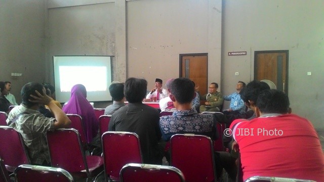Perwakilan PKL Sunday Market mendengarkan arahan dari Kepala Dispora Solo, Joni Hari Sumantri, saat menghadiri pertemuan di Gelanggang Pemuda Bung Karno Stadion Manahan, Senin (7/8/2017) sore. (Irawan Sapto Adhi/JIBI/Solopos)