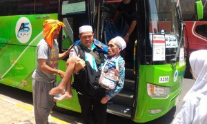 PPIH membantu calhaj (Kemenag.go.id)