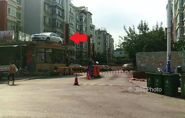 Parkir sembarangan, mobil dipindahkan ke atap bangunan (Shanghaiist)