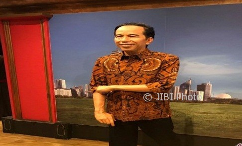 Patung Presiden Jokowi menggunakan batik (Antara)