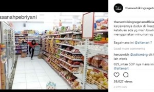 Pegawai Alfamart bermain bowling pakai botol minuman (Instagram)