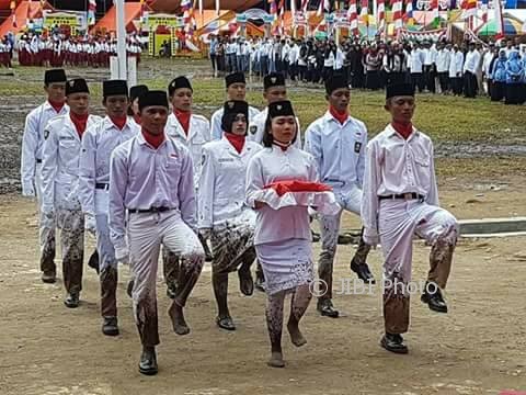 Pembawa bendera sampai tak menggunakan sepatu (Facebook)