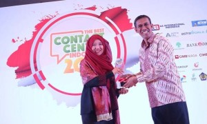 Istiyani Susriyati (kiri) menerima penghargaan pada ajang The Best Contact Center Indonesia 2017 dari Ketua Indonesia Contact Center Association, Andi Nugraha (kanan) (astra-honda)