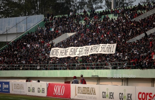 Suporter Persis Solo di bangku B6 memasang spanduk berisikan protes saat pertandingan melawan Persipur Purwodadi dalam Liga 2 di Stadion Manahan, Solo, Minggu (13/8/2017). (M. Ferri Setiawan/JIBI/Solopos)