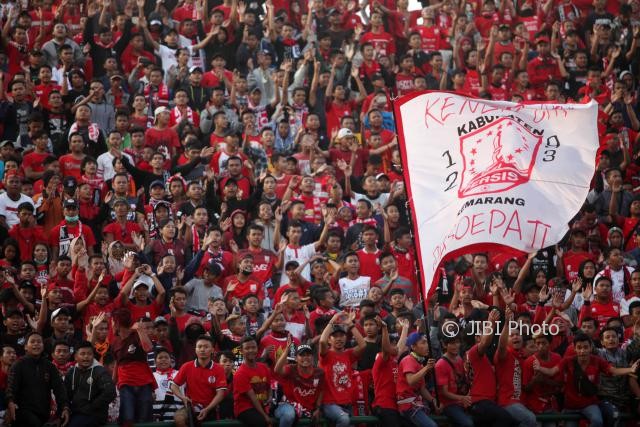 Suporter Persis Solo, Pasoepati, saat melawan Persipur Purwodadi dalam Liga 2 di Stadion Manahan, Solo, Minggu (13/8/2017). (M Ferri Setiawan/JIBI/Solopos)