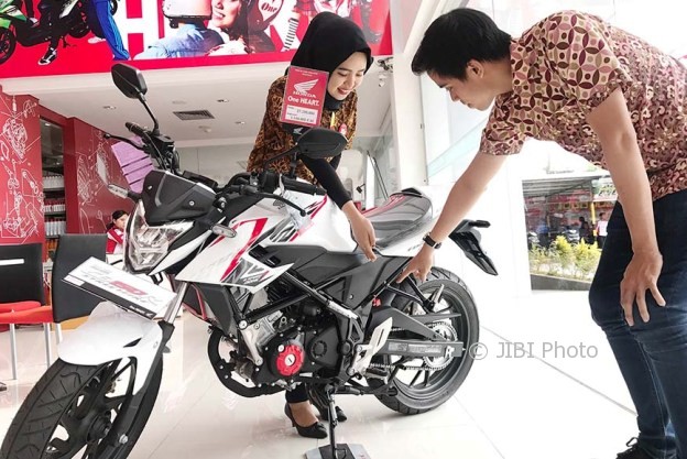 Petugas AHM menjelaskan seluk beluk motor Honda CB150R kepada pengunjung (asta-honda)
