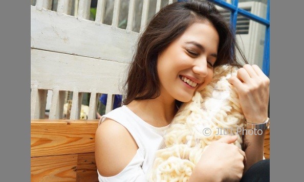 Pevita Pearce memeluk kerumpuk. (Istimewa/Instagram/Pevpearce)