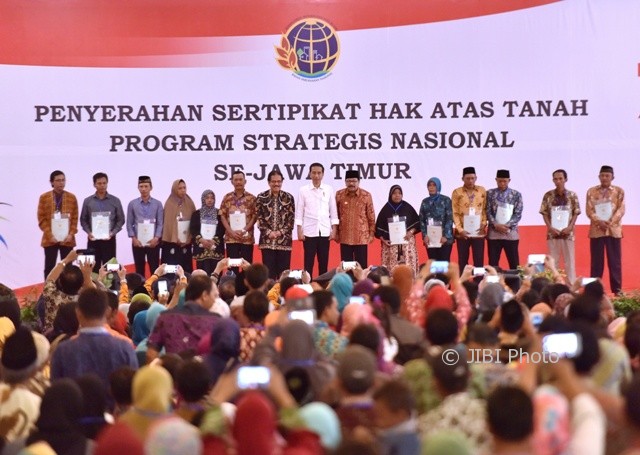 Presiden Jokowi saat menyerahkan sertifikat di New Sari Utama Convention Hall Mangli, Jember, Jawa Timur, Minggu (13/8/2017). (setkab.go.id)