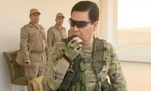 Presiden Turkmenistan saat memamerkan kemampuan perang (Theguardian.com)