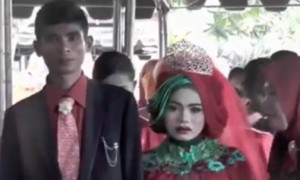 Pria yang diduga mantan mempelai wanita menyanyi diresepsi pernikahan (Facebook)