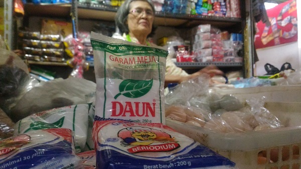 Sri Abadi, pedagang bahan pangan di Pasar Kolombo hanya menjual garam halus di kiosnya, Senin (7/8/2017). Kelangkaan garam membuatnya tidak bisa menyedikan beragam jenis garam seperti biasanya. (Bernadheta Dian Saraswati/JIBI/Harian Jogja)